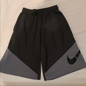 BOYS NIKE BASKETBALL DRI-FIT SHORTS- MINT!